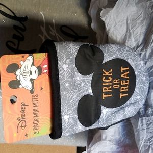 NWT 2 pack Disney Mini Oven Mitts